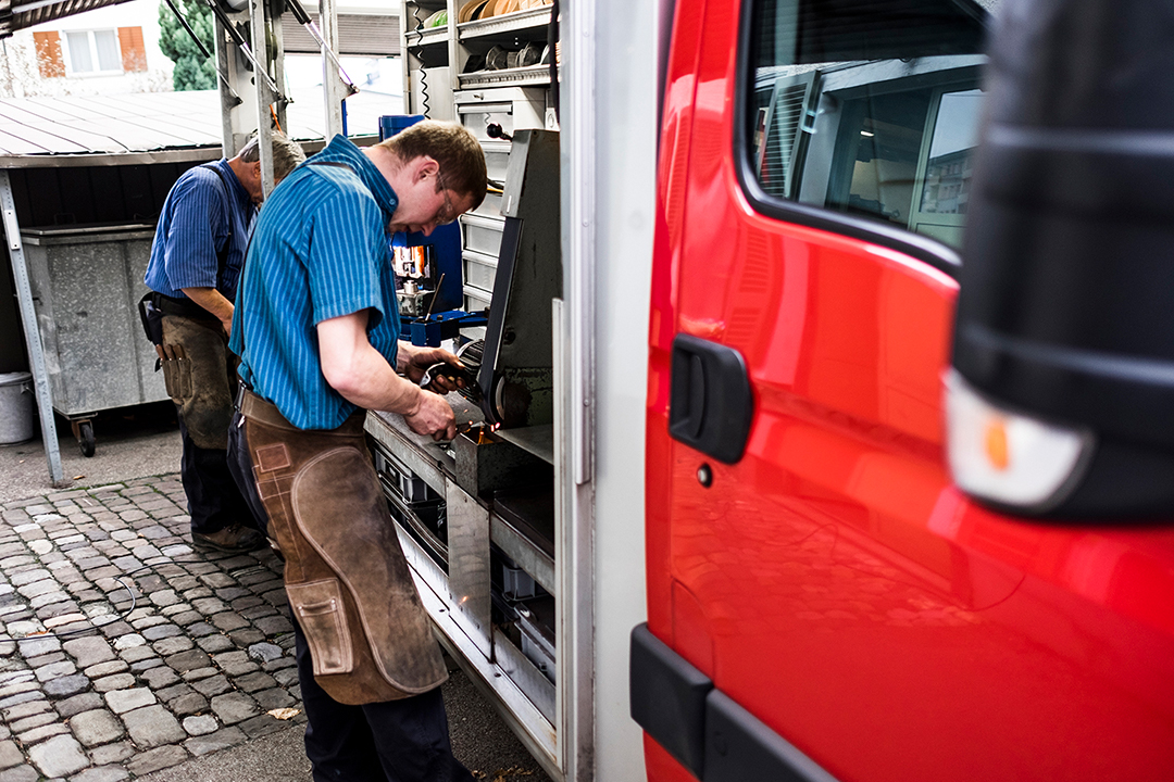 Eggenberger Hufschmiede: Arbeiten in der mobilen Schmiede