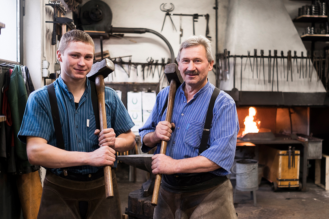 Eggenberger Hufschmiede: Reto Eggenberger mit Kurt Eggenberger