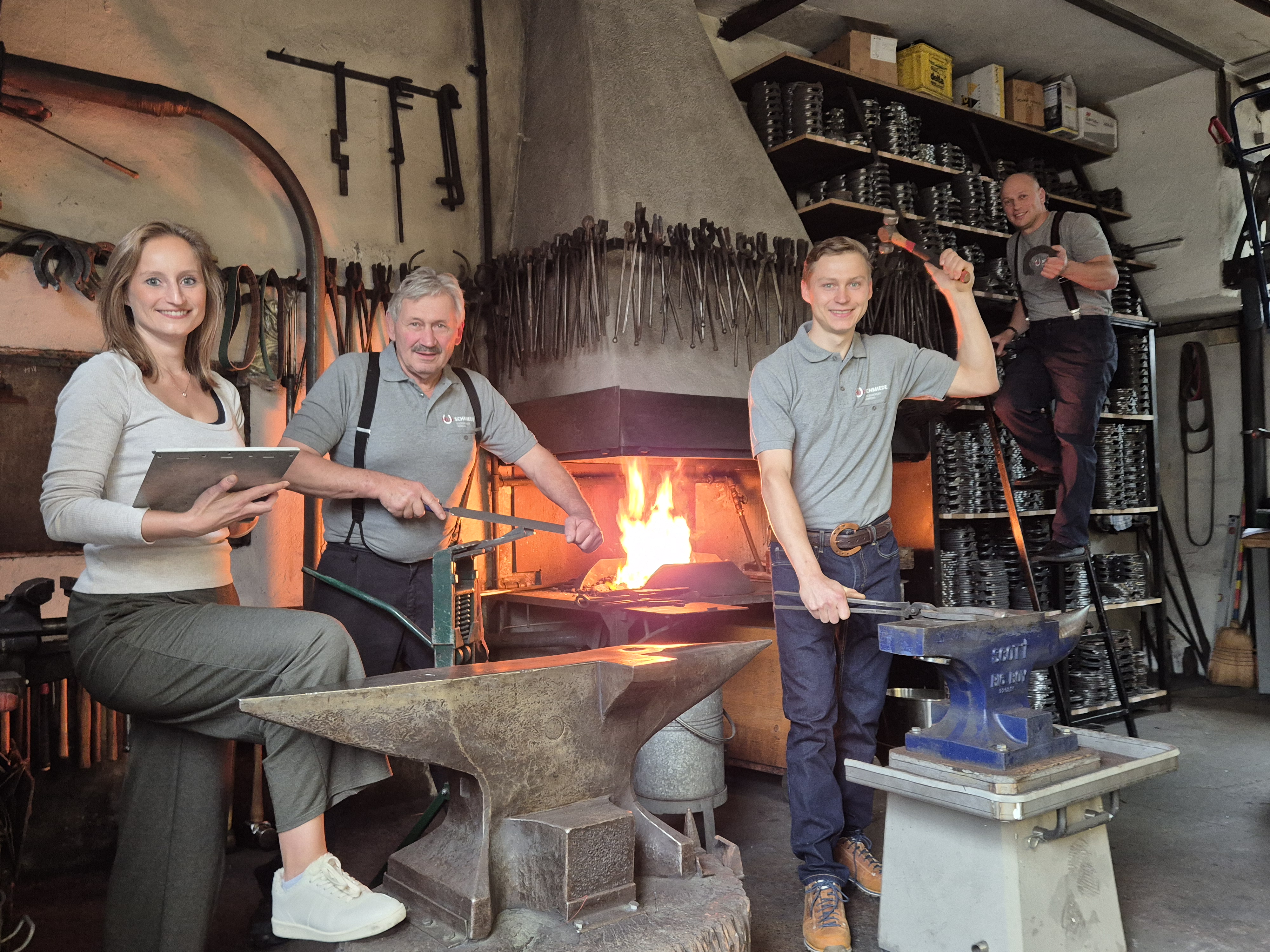 zeigt das Team der Hufschmiede Eggenberger